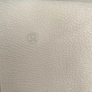 Men’s Lululemon pants. Never worn perfect condition.